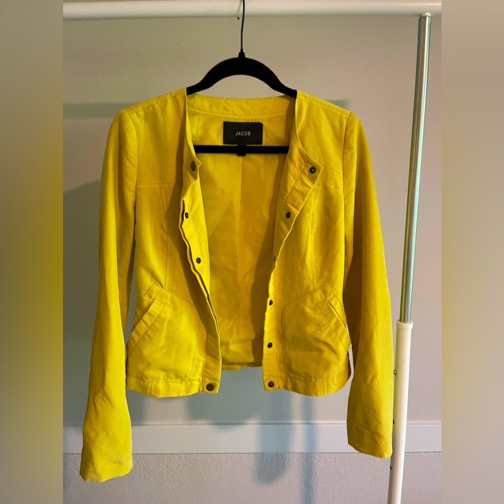 Fitted light weight jacket
